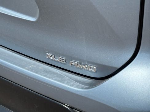 Used 2024 Toyota Highlander XLE AWD/4WD image 8