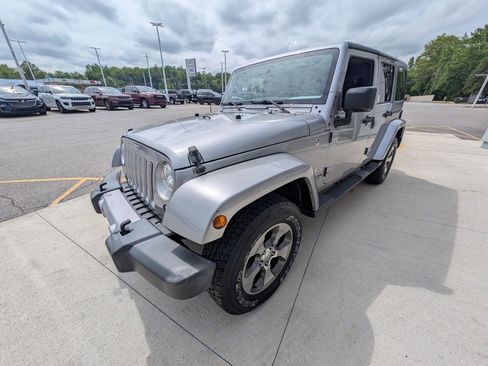 Used 2018 Jeep Wrangler Unlimited Sahara w/ Connectivity Group image 8