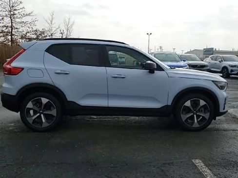 Used 2025 Volvo XC40 B5 Plus image 8