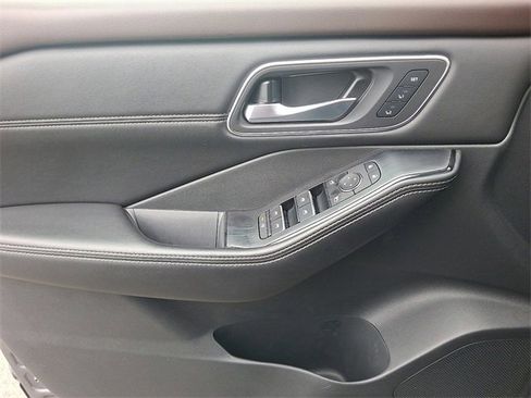 Used 2021 Nissan Rogue SL image 12