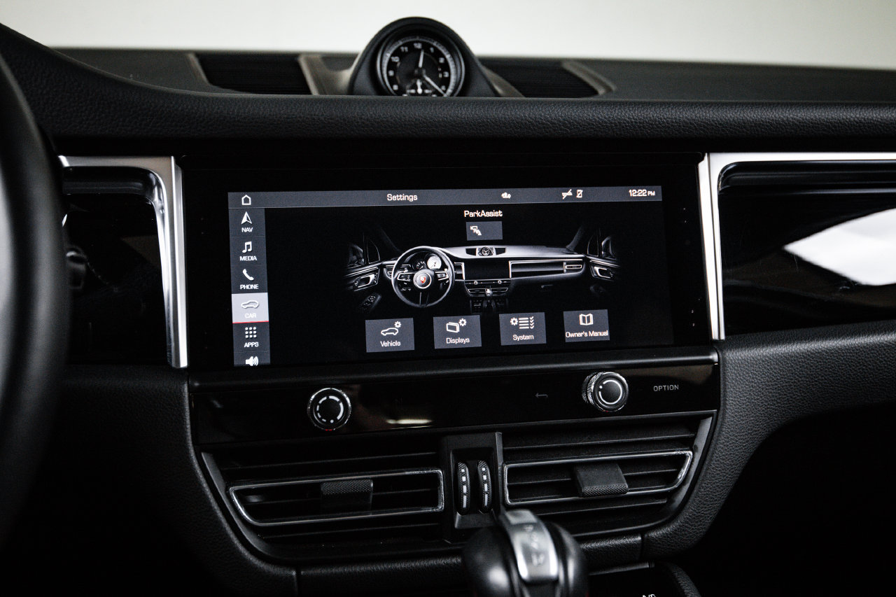 Certified 2024 Porsche Macan AWD/4WD image 17