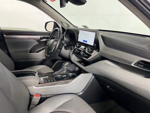 Used 2024 Toyota Highlander Platinum AWD/4WD image 32