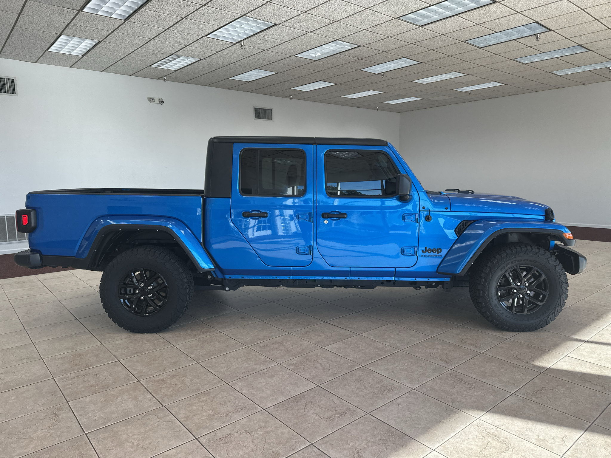Used 2023 Jeep Gladiator Sport AWD/4WD image 4