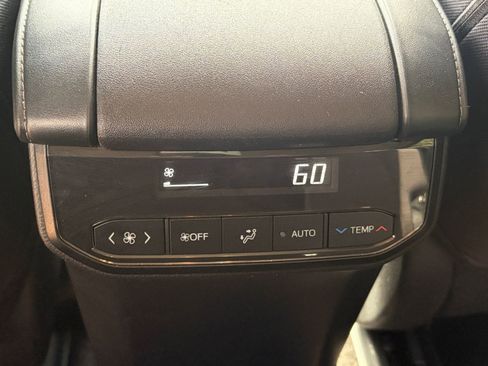 Used 2025 Toyota Highlander LE FWD image 24