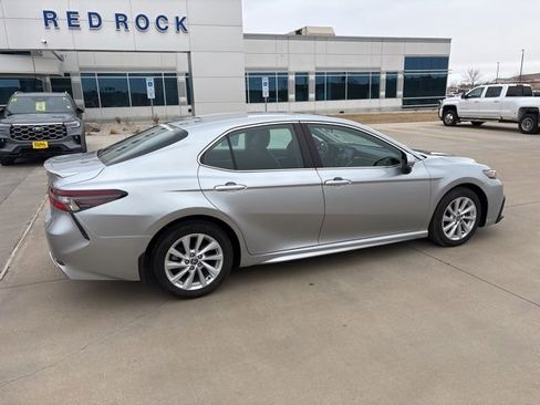 Used 2022 Toyota Camry SE FWD image 3