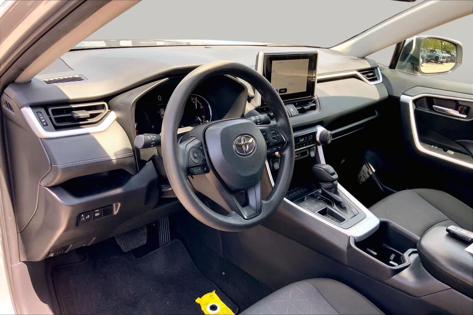 Used 2025 Toyota RAV4 XLE FWD image 18