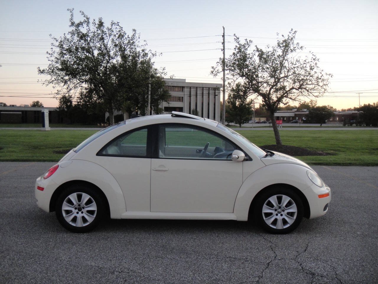 Used 2010 Volkswagen Beetle Coupe FWD image 5