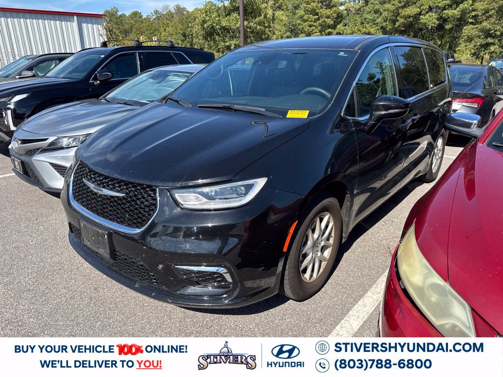 Used 2025 Chrysler Pacifica Select FWD image 1