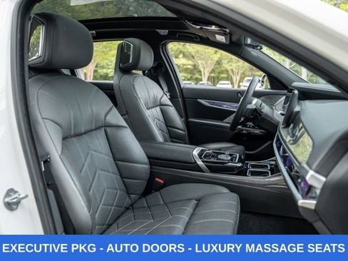 Used 2023 BMW i7 xDrive60 w/ Executive Package 2 AWD/4WD image 38