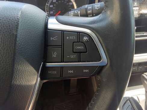 Used 2020 Toyota Highlander LE FWD image 22