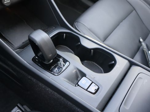 Used 2025 Volvo XC40 B5 Core image 28