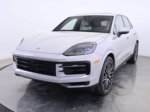 Used 2025 Porsche Cayenne image 1