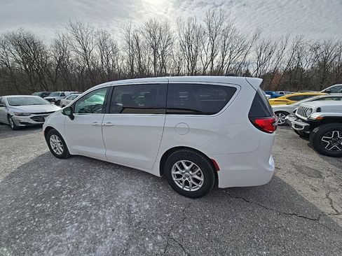 Used 2023 Chrysler Pacifica Touring-L image 4