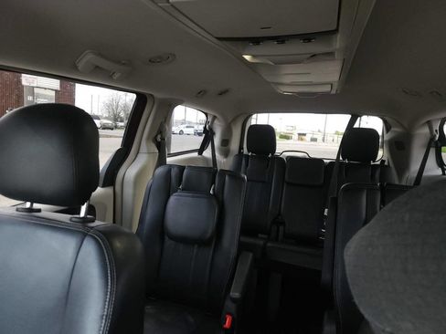 Used 2014 Chrysler Town & Country Touring FWD image 27