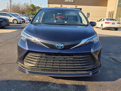 Used 2024 Toyota Sienna LE image 2