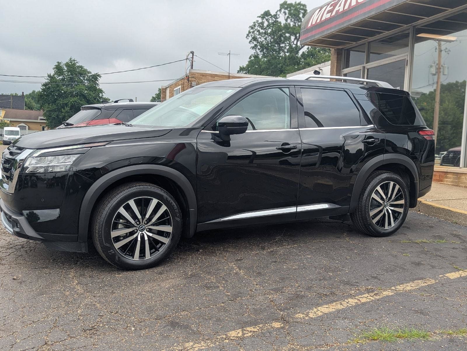 Used 2023 Nissan Pathfinder Platinum w/ Cargo Package AWD/4WD image 8