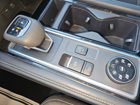 Used 2023 Nissan Pathfinder SV w/ SV Premium Package image 39