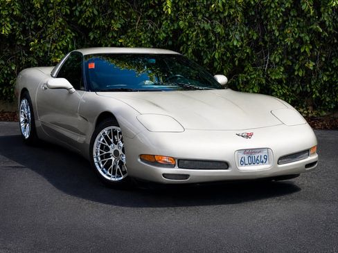 Used 1998 Chevrolet Corvette Coupe w/ Memory Pkg RWD image 1