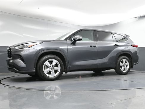 Certified 2022 Toyota Highlander LE image 24