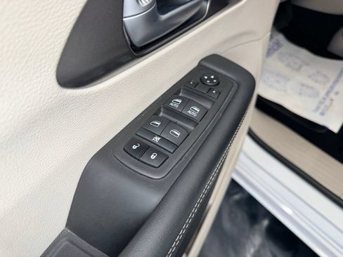 Used 2024 Chrysler Pacifica Touring-L FWD image 20