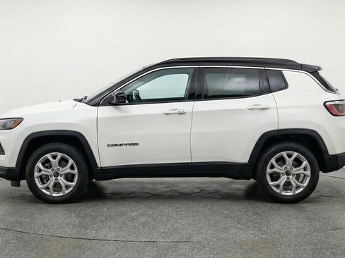 Used 2025 Jeep Compass Latitude AWD/4WD image 5