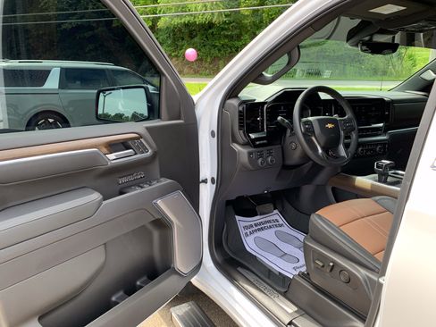 Used 2025 Chevrolet Silverado 1500 High Country AWD/4WD image 20