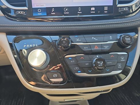 Used 2022 Chrysler Pacifica Touring-L FWD image 21