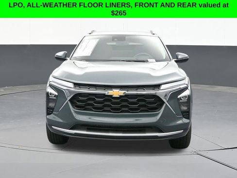 Used 2025 Chevrolet Trax LT FWD image 2