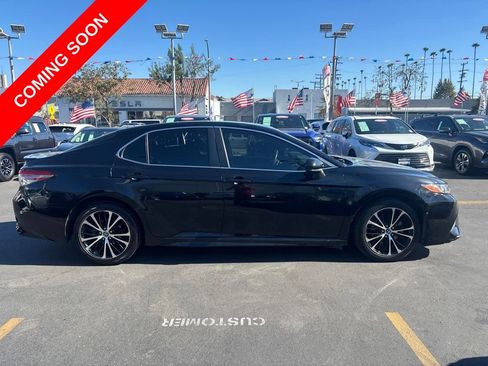 Used 2018 Toyota Camry SE FWD image 3
