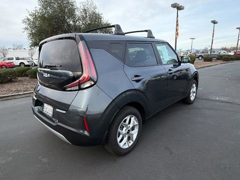 Used 2025 Kia Soul LX w/ LX Technology Package image 4