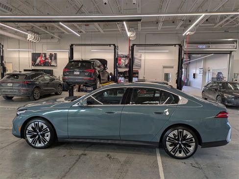 Certified 2025 BMW 530i xDrive 530i xDrive w/ Premium Package image 6