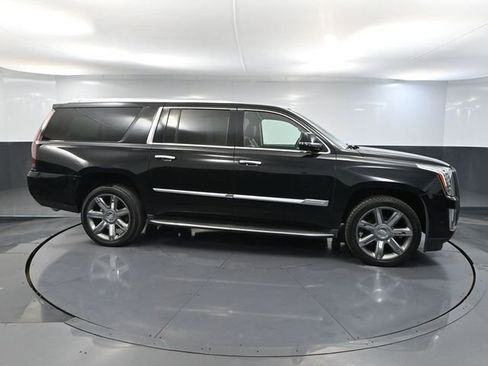 Used 2017 Cadillac Escalade ESV Luxury image 3