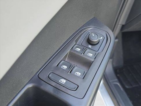 Used 2024 Volkswagen Taos SE image 8