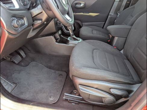 Used 2018 Jeep Renegade Latitude FWD image 9