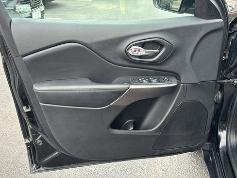 Used 2019 Jeep Cherokee Latitude w/ Popular Appearance Group image 11