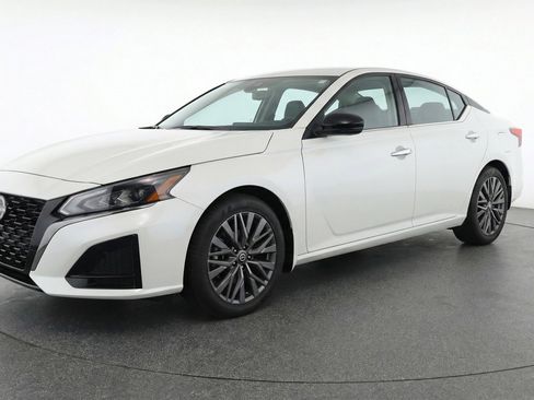 Used 2025 Nissan Altima 2.5 SV image 3