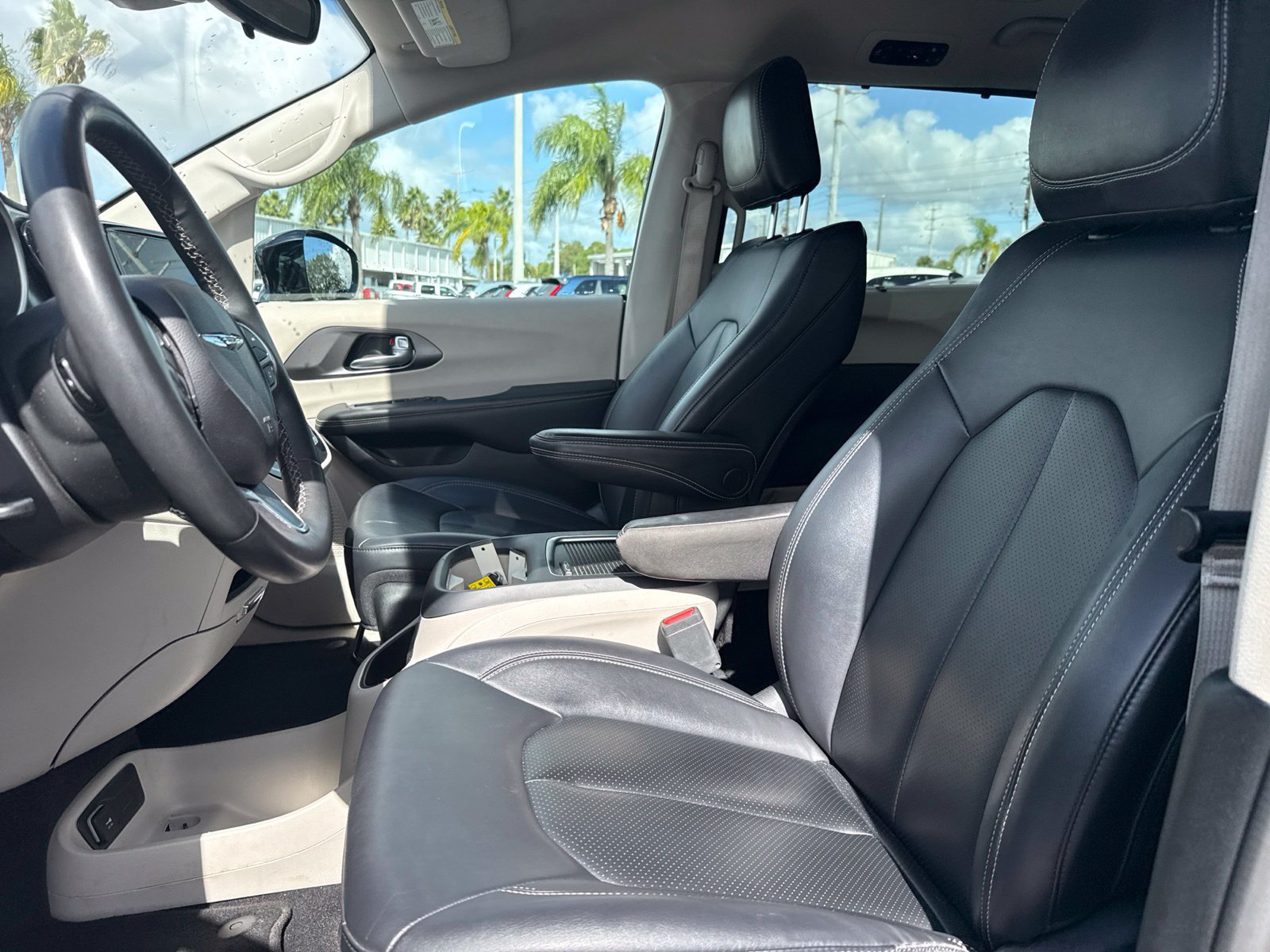 Used 2024 Chrysler Pacifica Touring-L FWD image 11
