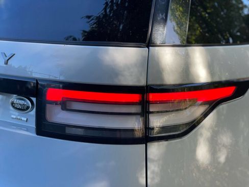 Used 2020 Land Rover Discovery SE image 13