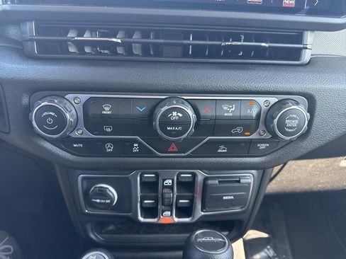 Used 2025 Jeep Gladiator Sport AWD/4WD image 18