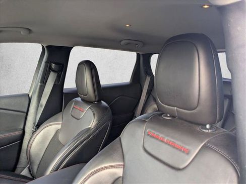 Used 2022 Jeep Cherokee Trailhawk AWD/4WD image 12