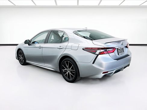 Used 2022 Toyota Camry SE FWD image 6