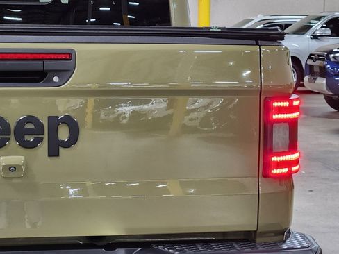 Used 2025 Jeep Gladiator Sport image 22