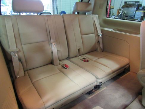 Used 2010 Cadillac Escalade Luxury AWD/4WD image 36