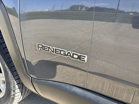 Used 2023 Jeep Renegade Limited image 11