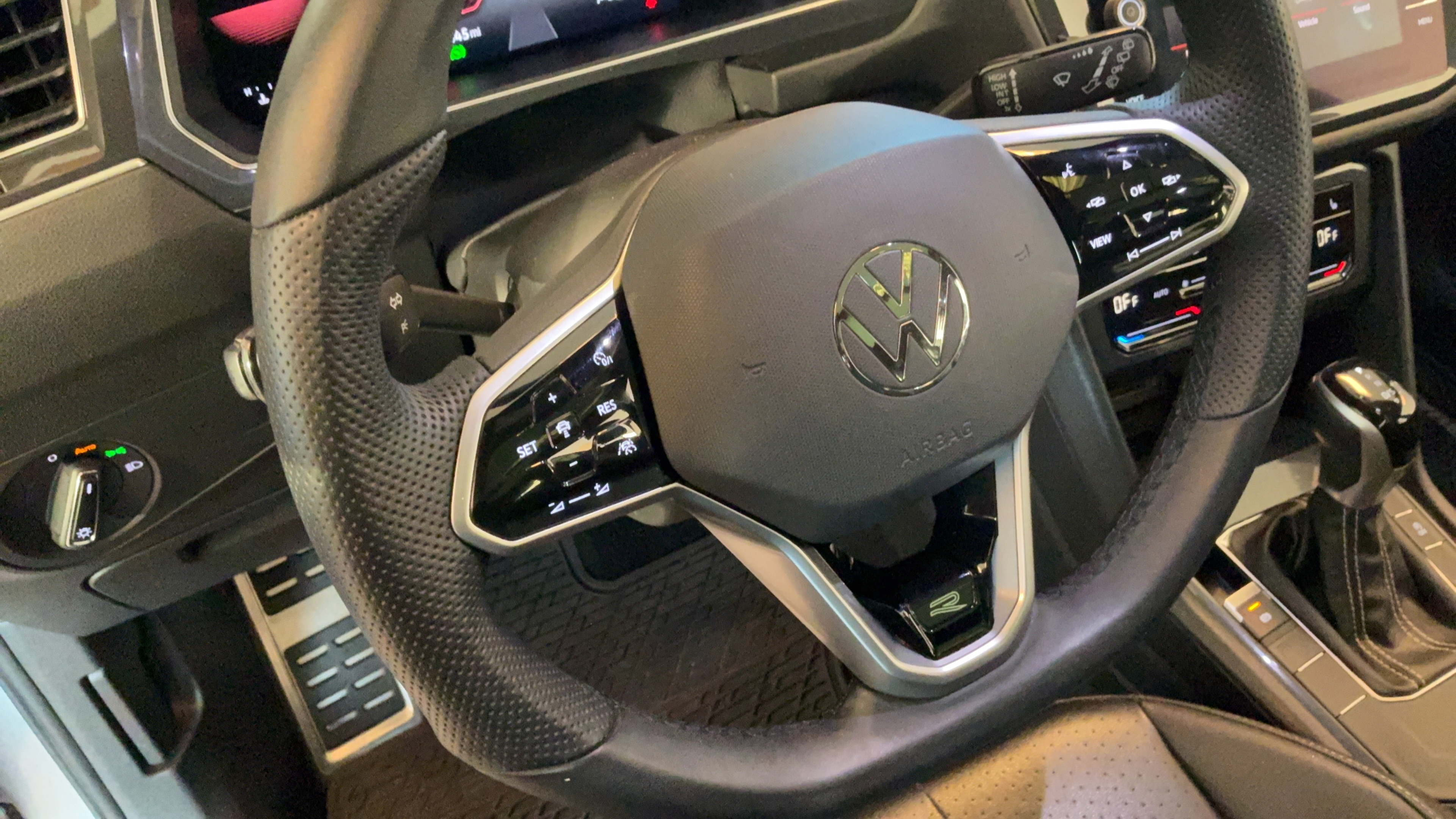 Used 2022 Volkswagen Tiguan SE R-Line FWD image 27