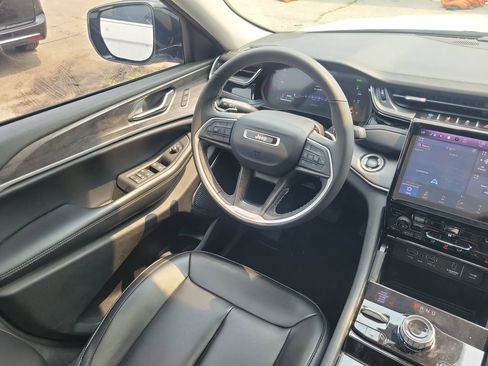 Used 2023 Jeep Grand Cherokee 4WD 4xe image 15