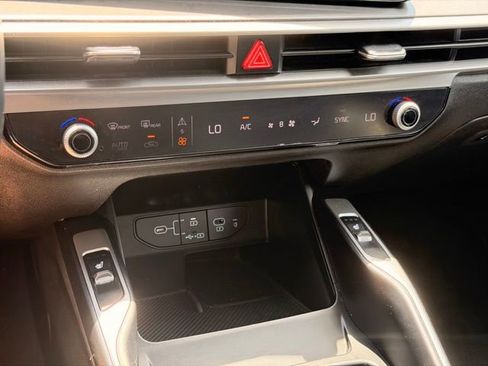 Used 2024 Kia Sorento S FWD image 32