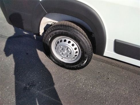 Used 2025 RAM ProMaster 2500 w/ Convenience Group image 18