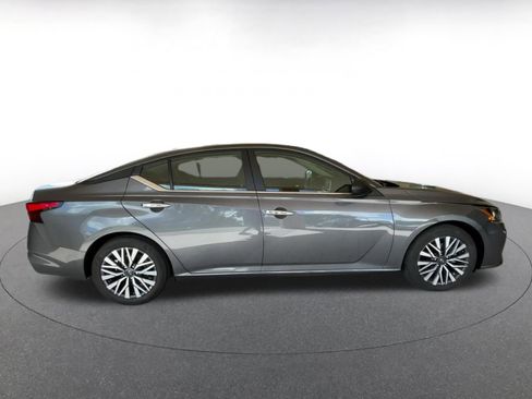 Used 2025 Nissan Altima 2.5 SV FWD image 16