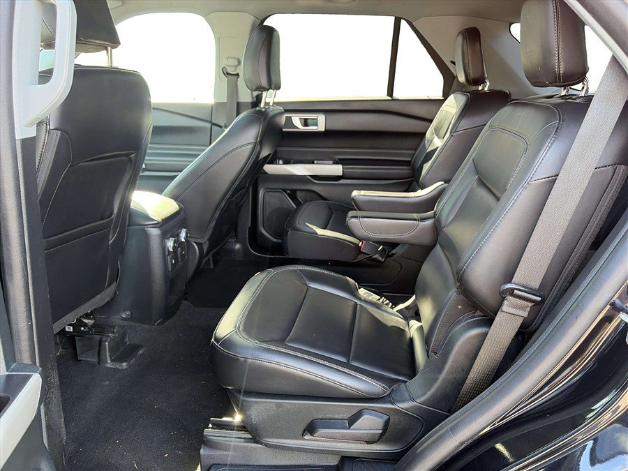 Used 2021 Ford Explorer XLT w/ Equipment Group 202A AWD/4WD image 16